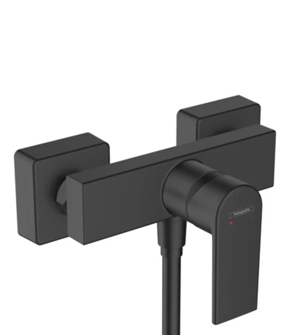 Schwarzer Einhebel-Brausemischer von Hansgrohe mit quadratischem Design und einem Hebel zur Temperatur- und Durchflussregulierung. Minimalistische Aufputzmontage.